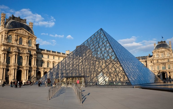 パリ・ルーブル美術館 ピラミッド